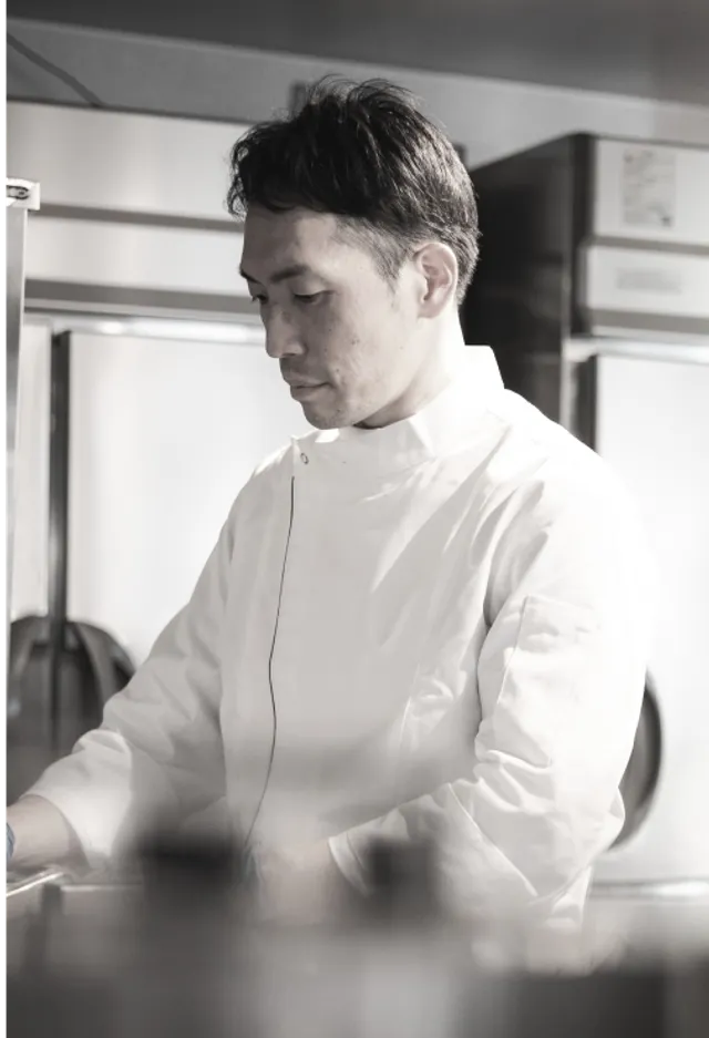 調理中のシェフ鈴木義行氏